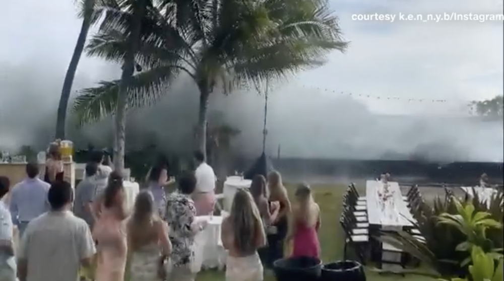 Huge wave sends wedding guests running in Hawaii - Vimarsana News